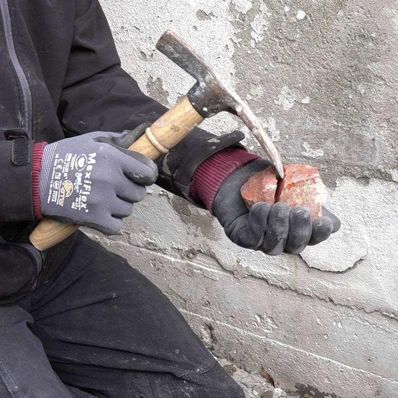 Dype hull i pusset vegg: Tilpass en bit murstein