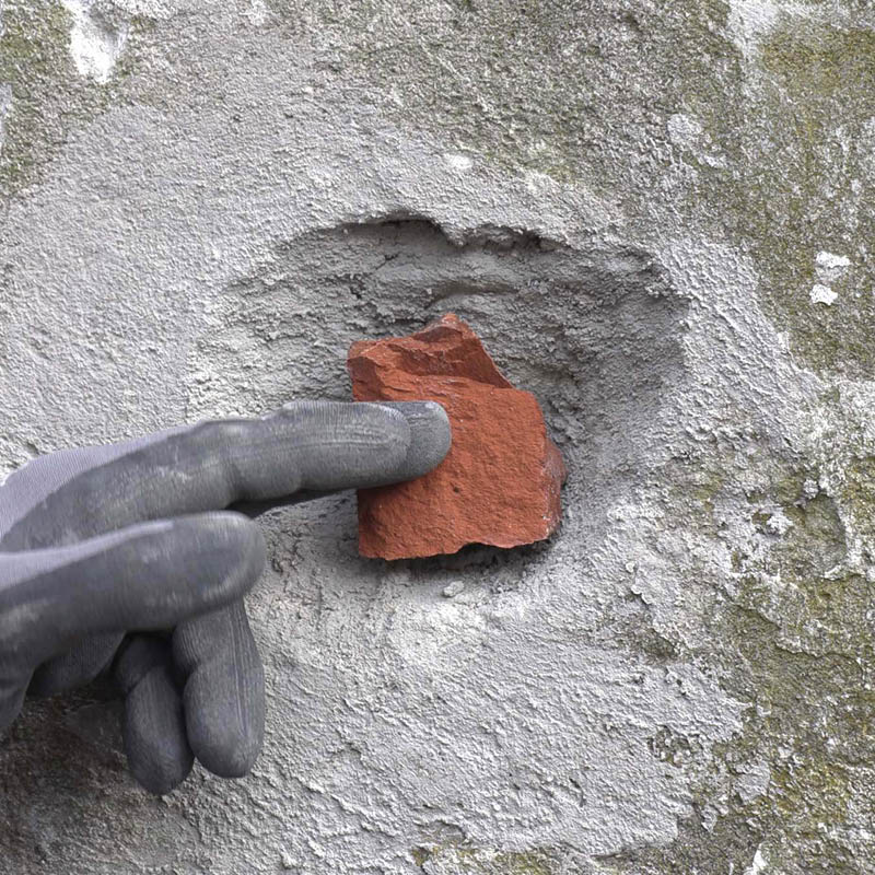 Dype hull i pusset vegg: Legg steinen i hullet