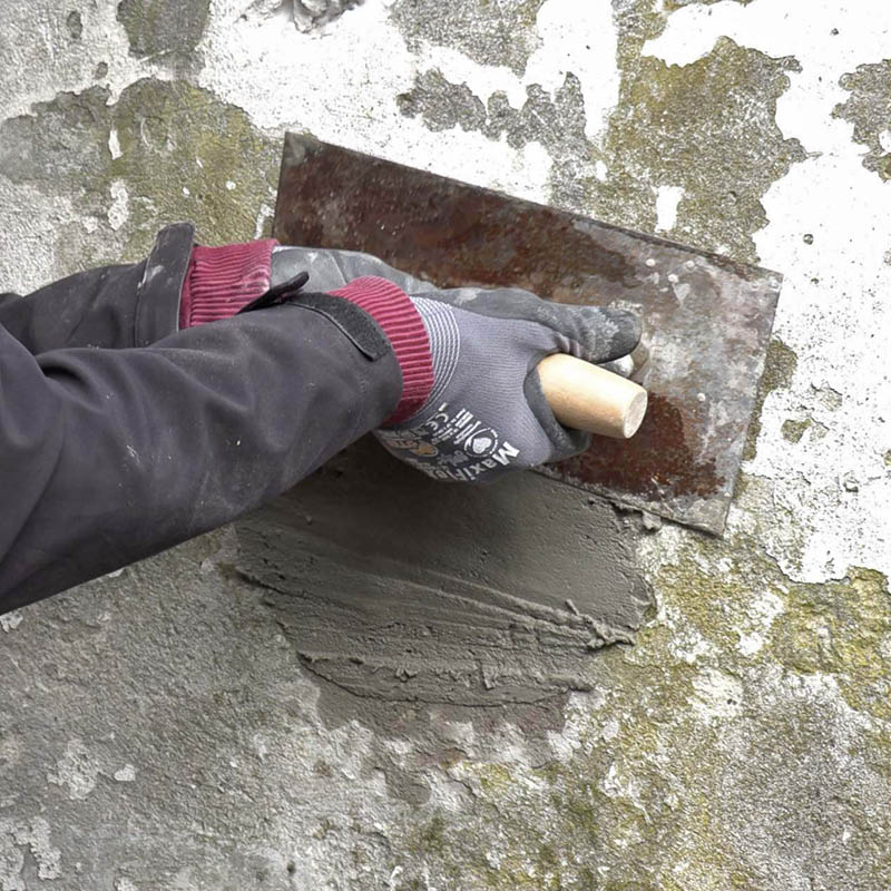 Dype hull i pusset vegg: Trekk på mørtel