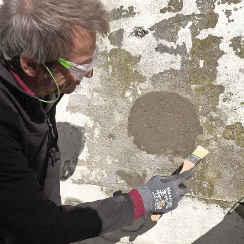 Dype hull i pusset vegg: Rett opp kantene med en pensel