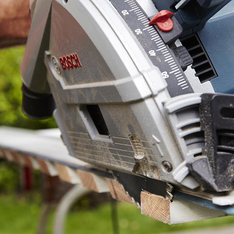 För cirkelsågen längs en sågskena