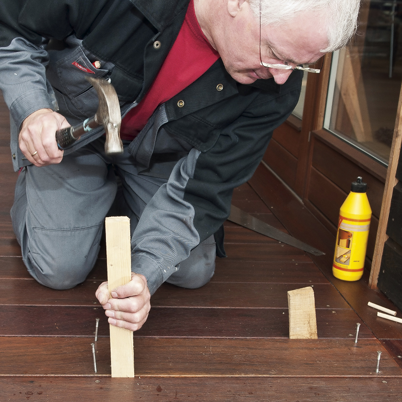 Læg terrassebrættet på plads