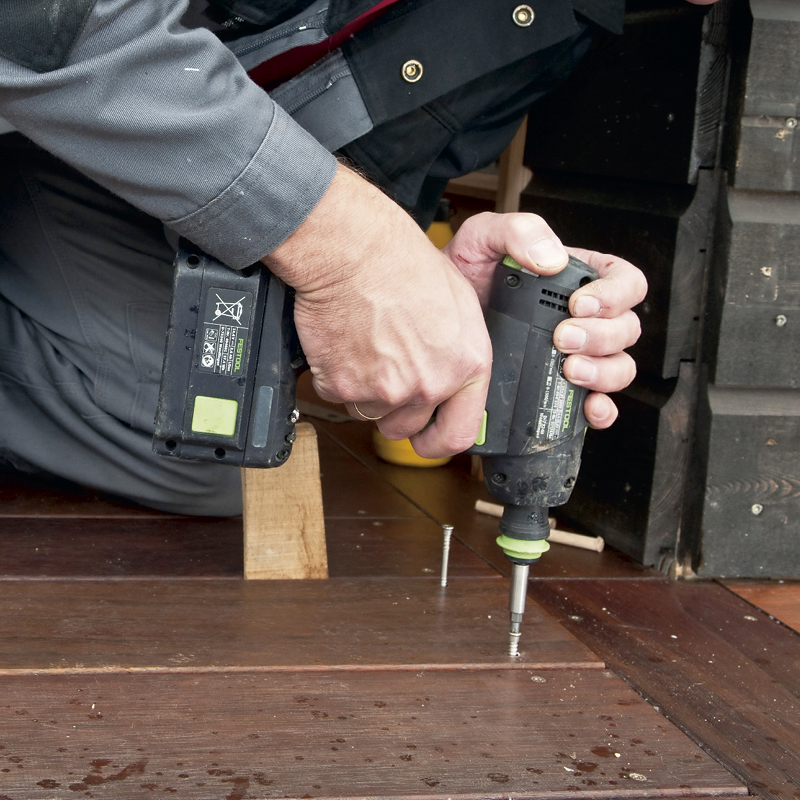 Skru terrassebrættet fast