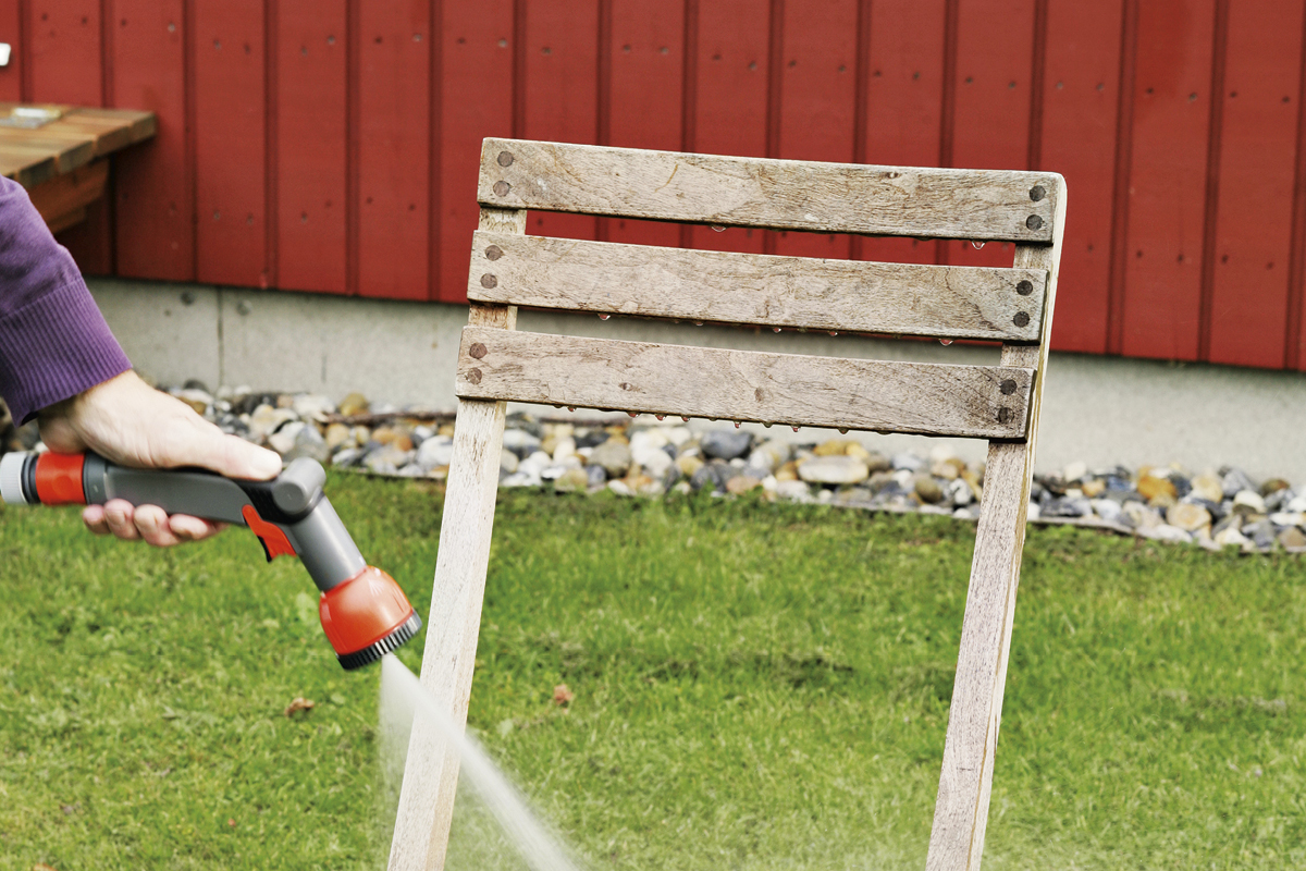 Slitna trädgårdsmöbler av trä