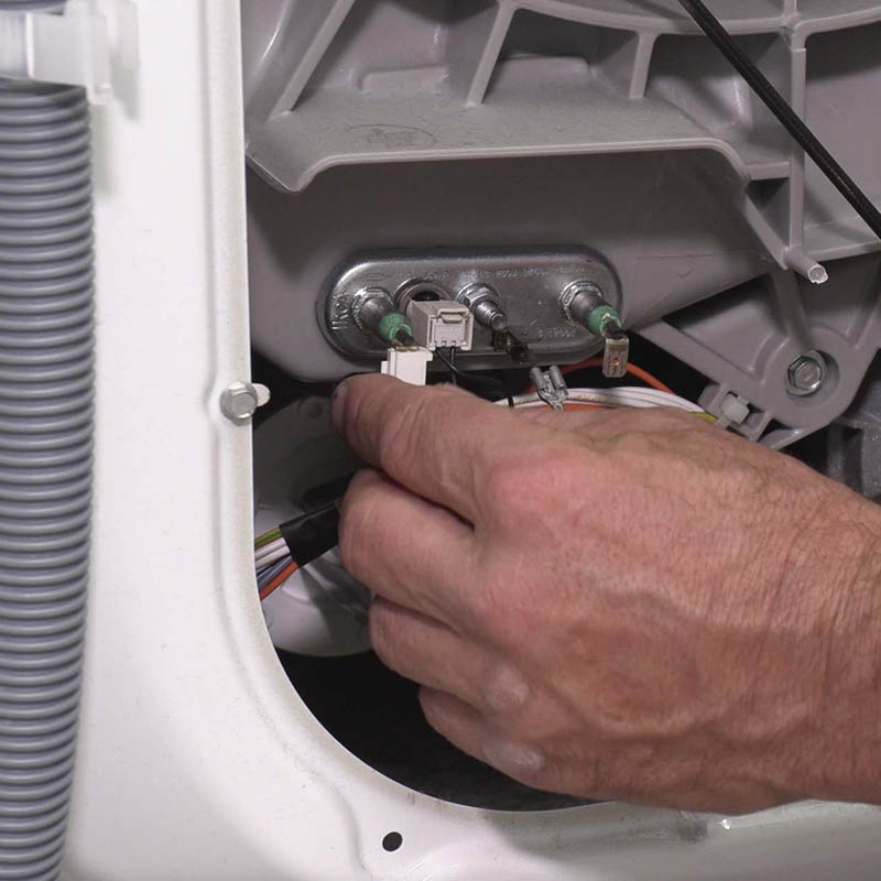 Byta värmeelement tvättmaskin: Dra ut kontakterna