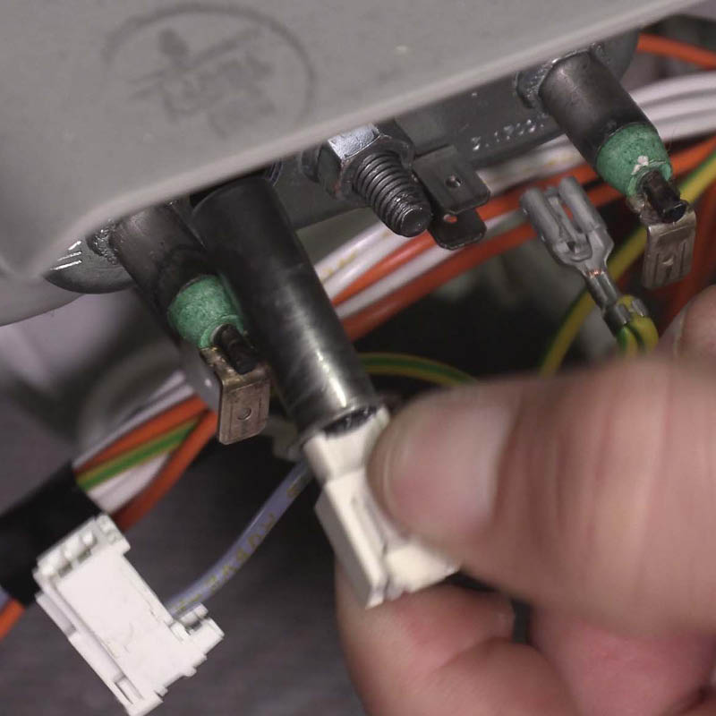 Byta värmeelement tvättmaskin: Dra ut sensorn ur maskinen