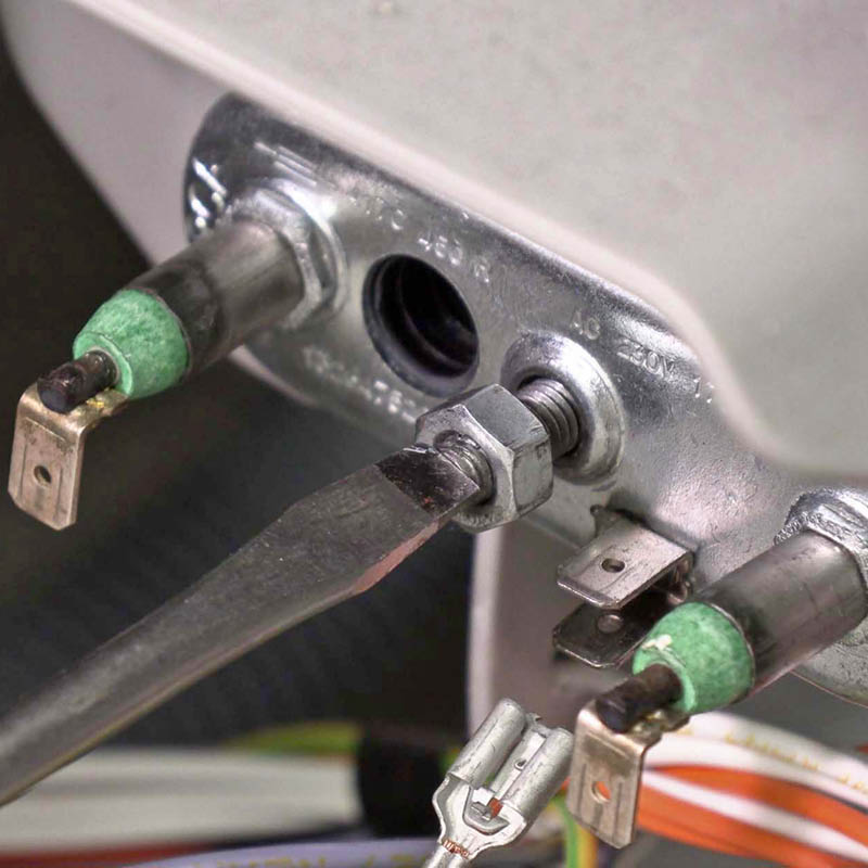 Värmeelement tvättmaskin: Placera nu en skruvmejsel på bulten