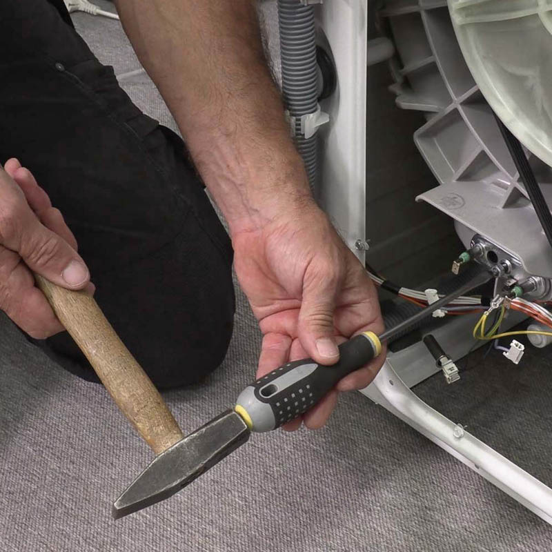 Värmeelement tvättmaskin: Slå på skruvmejseln med en hammare