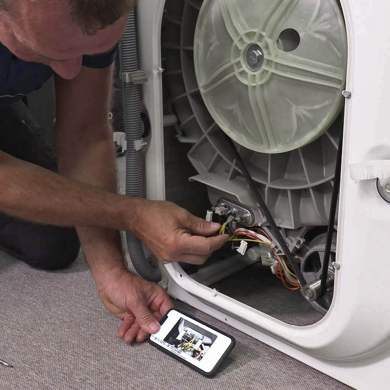 Byte av värmeelement tvättmaskin: Sätt i alla kontakter på plats