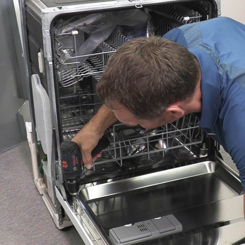 Defekt diskmedelsfack: Skruva loss skruvarna på insidan av luckan