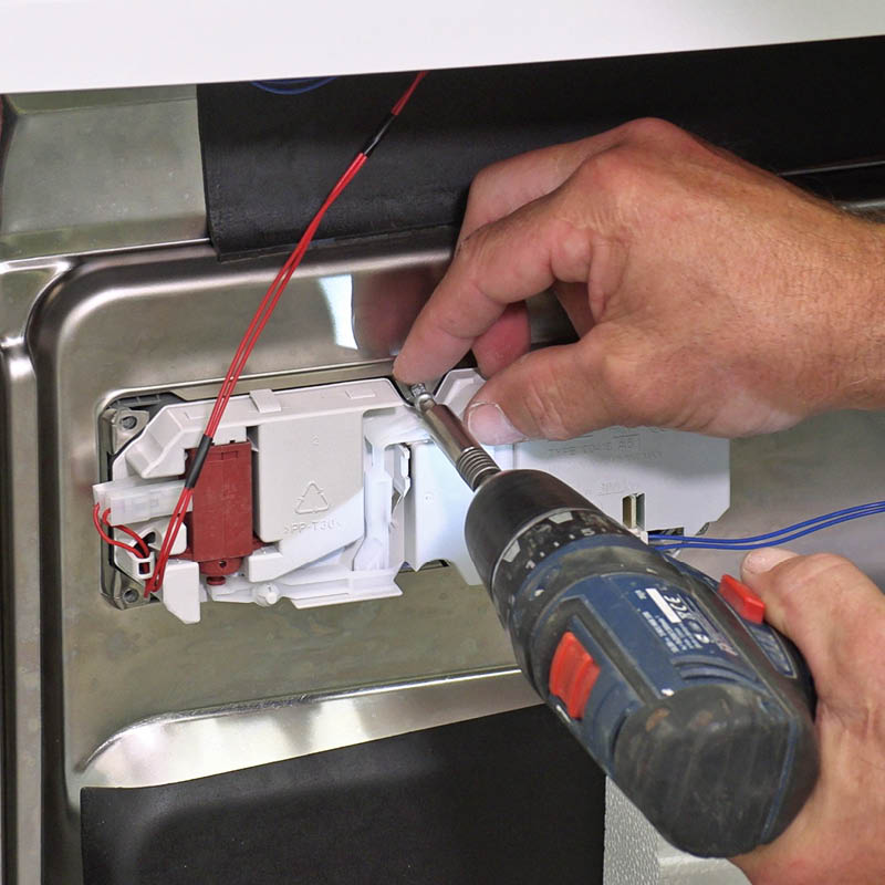 Defekt diskmedelsfack: Ta bort skruvarna