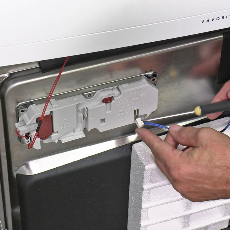 Defekt diskmedelsfack: Dra ut den lilla kontakten