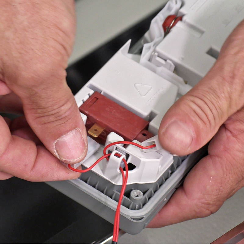 Defekt diskmedelsfack: Dra ut de små kontakterna