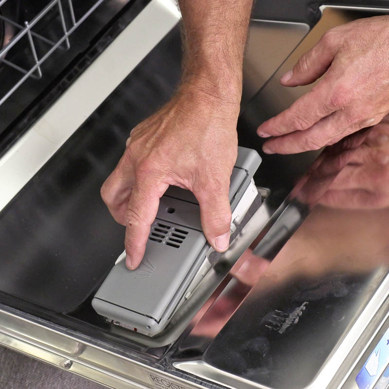 Defekt diskmedelsfack diskmaskin: Sätt fast diskmedelsfacket i hålet