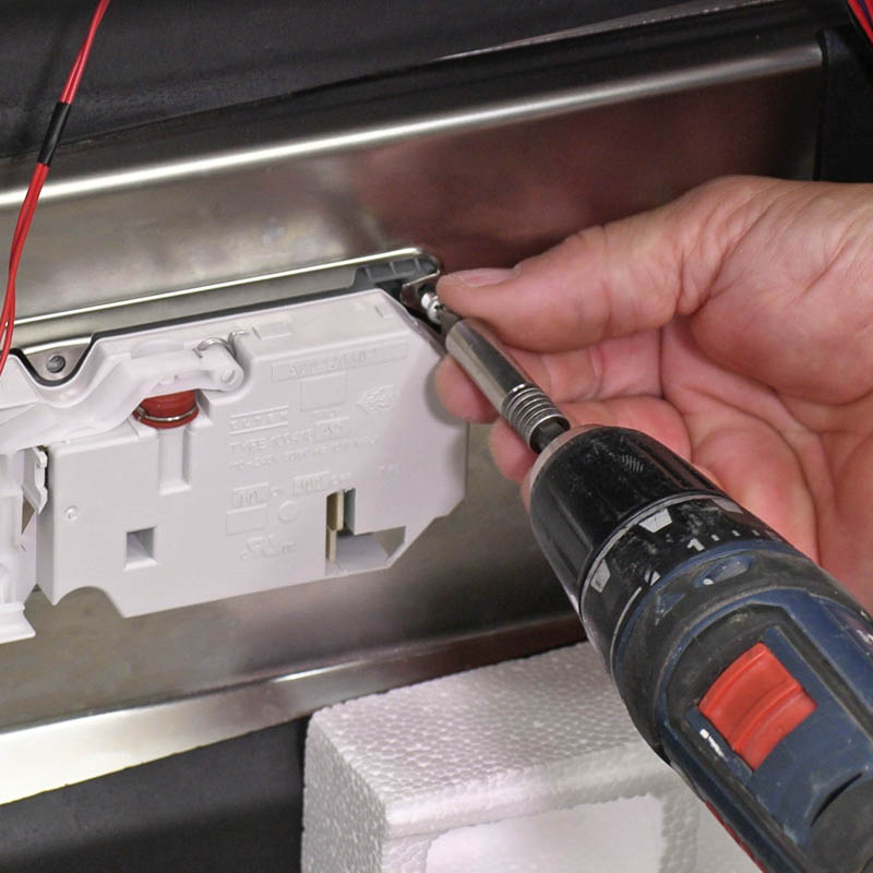 Defekt diskmedelsfack diskmaskin: Sätt tillbaka diskmedelsfackets skruvar