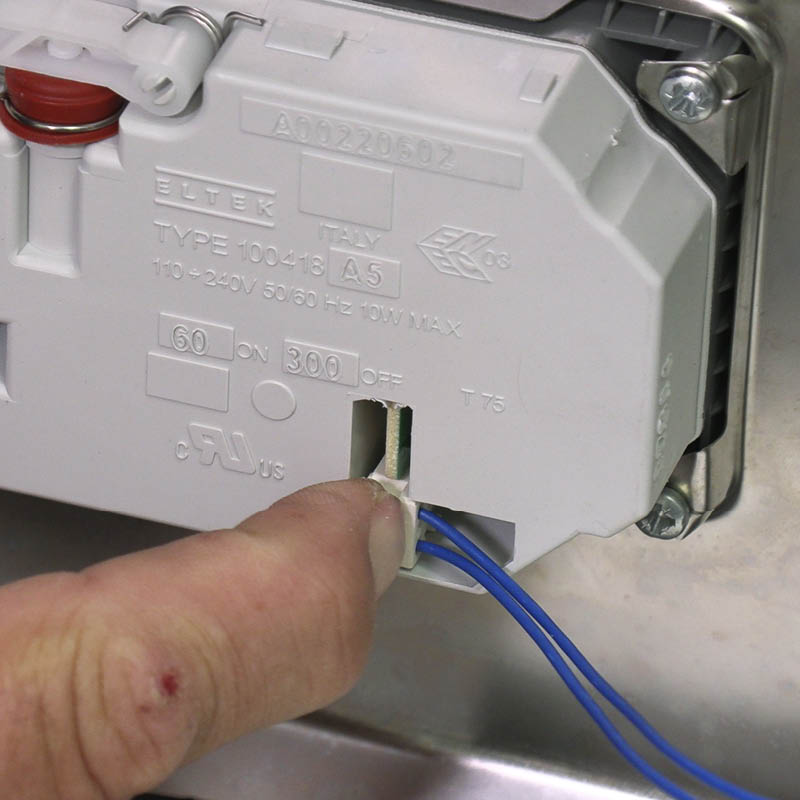 Defekt diskmedelsfack diskmaskin: Klicka fast den lilla kontakten igen