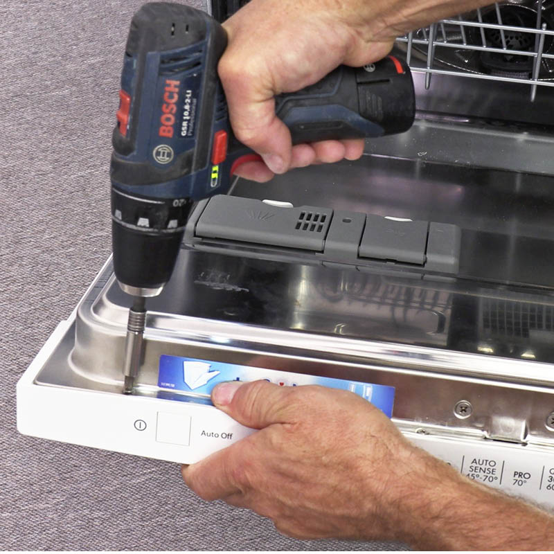 Defekt elektrisk sæbeautomat: Sätt tillbaka skruvarna i luckan