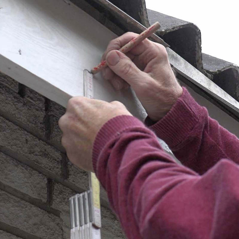 Skift ødelagt takrenne: Merk opp til rennekrokene