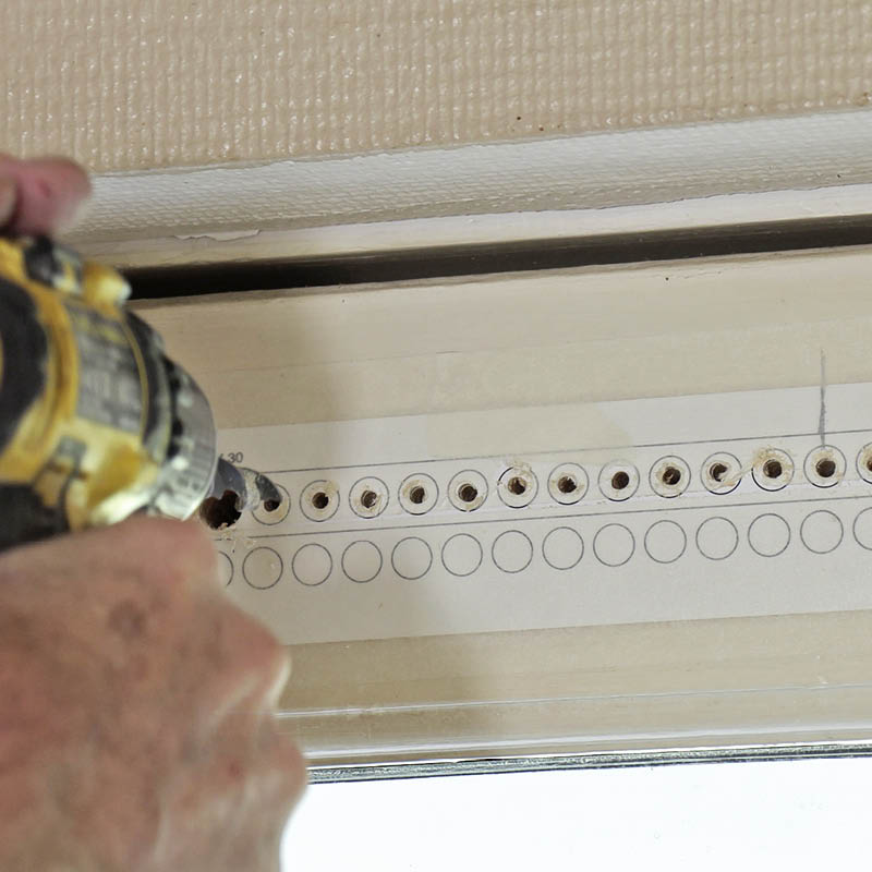Ilmanvaihtoritilä oveen: Poraa reiät 10 millin terällä