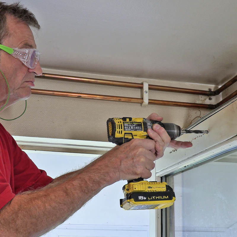 Tuuletusventtiili oveen:Poraa reiät myös oven ulkopuolelta