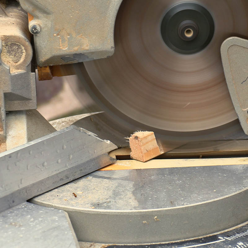 Kuluneet lasilistat: Sahaa ylälista 45 asteen kulmassa