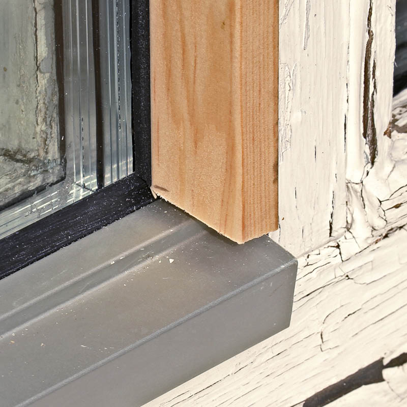 Kuluneet lasilistat: Pieni rako listojen välissä