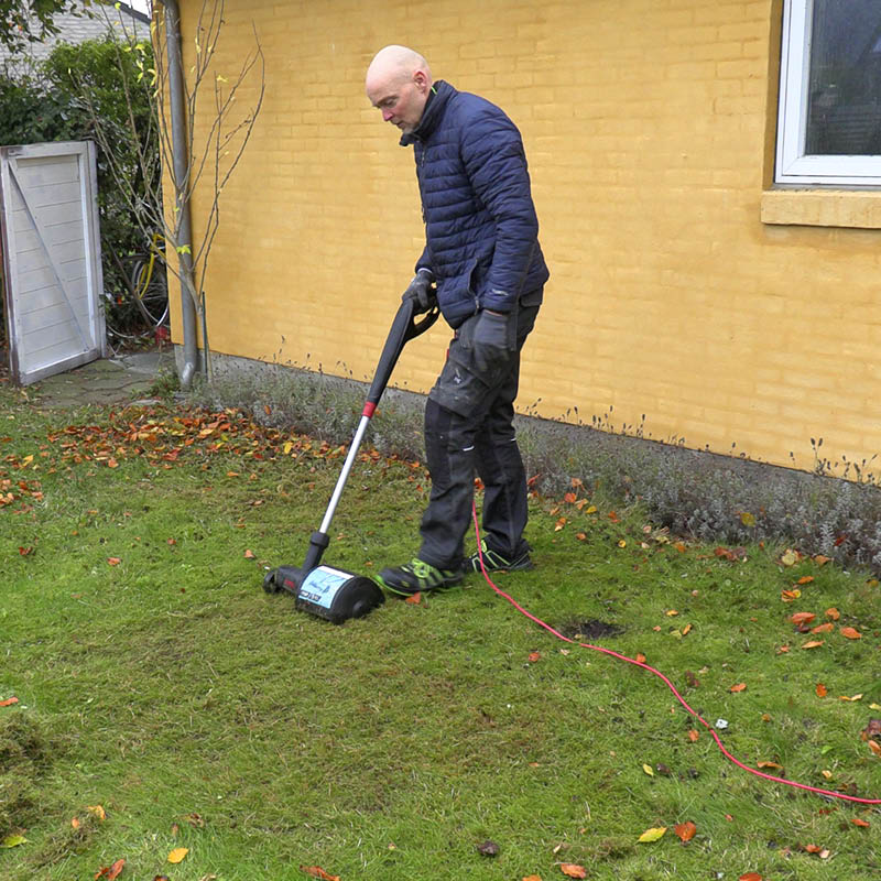 Mose i gressplenen: Fortsett med moseriven og plenriven