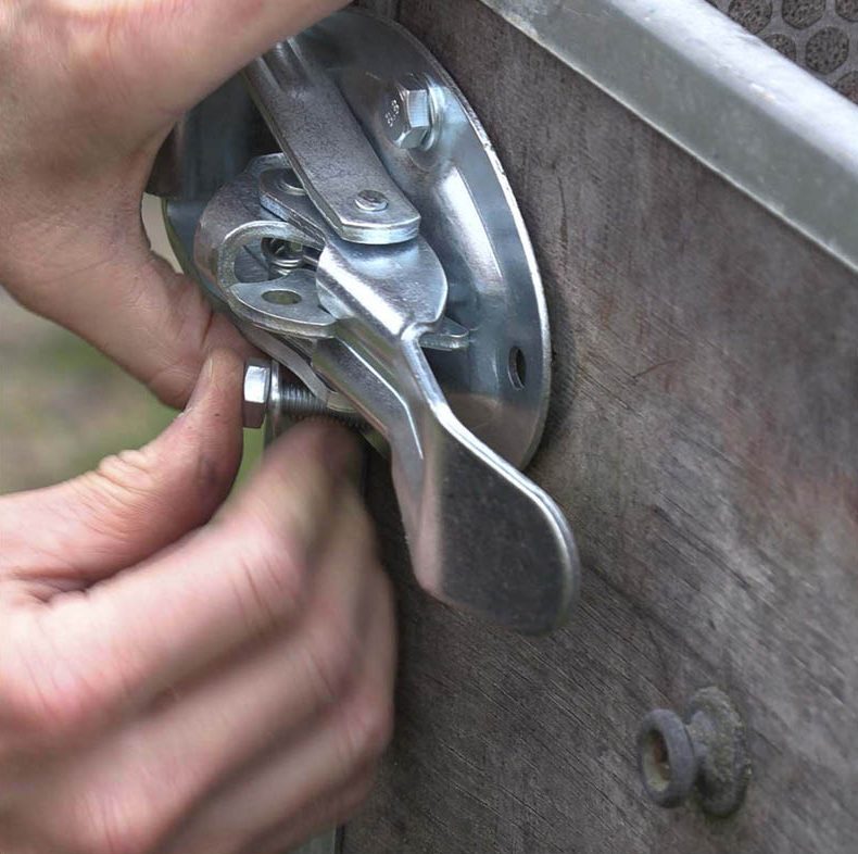 Lemlås tilhenger: Sett i boltene forfra