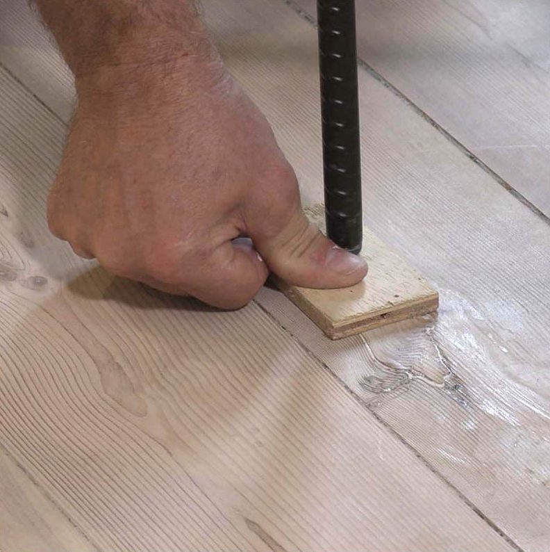 Lattialaudasta irronnut lastu: Pane korjauskohta painumaan