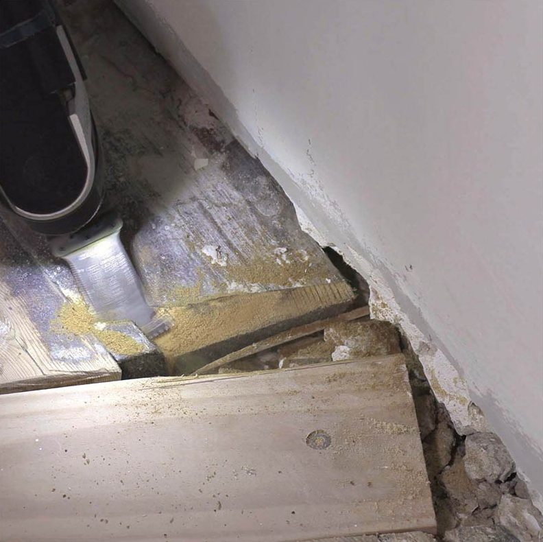 Iso reikä lautalattiassa: Sahaa toisen puolen lattialaudat