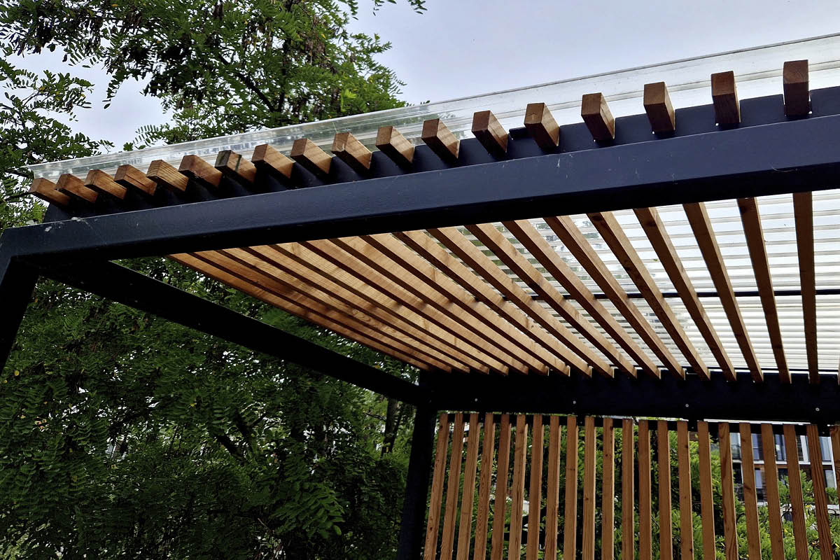 Tuulensuoja terassilla: Läpinäkyvä valokate