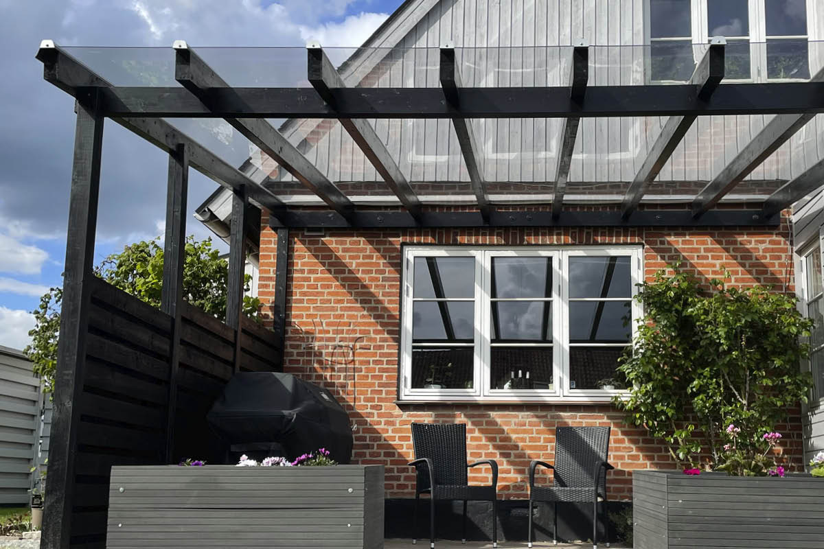 Tuulensuoja terassilla: Lasinkirkkaat levyt