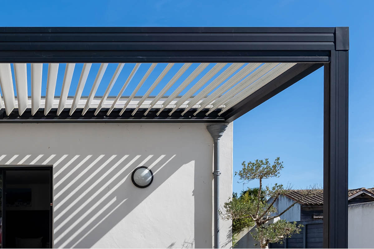 Tuulensuoja terassilla: Käännettävät lamellit