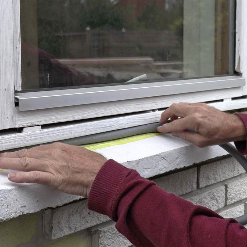 Vinduets bundfuge er ødelagt: Tryk fugebagstop helt ind i bunden af sprækken