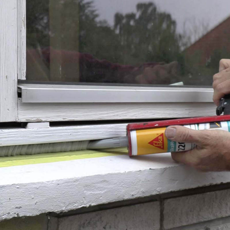 Vinduets bundfuge er ødelagt: Læg en bred stribe fuge under hele vinduet