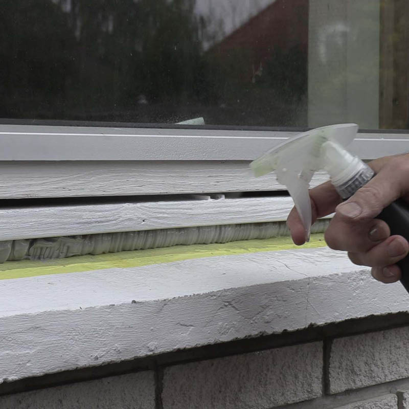 Vinduets bundfuge er ødelagt: Sprøjt glittevæske eller sæbevand på fugen