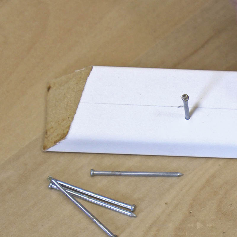 Liste til utæt dør: Sæt stifter i den tilpassede liste