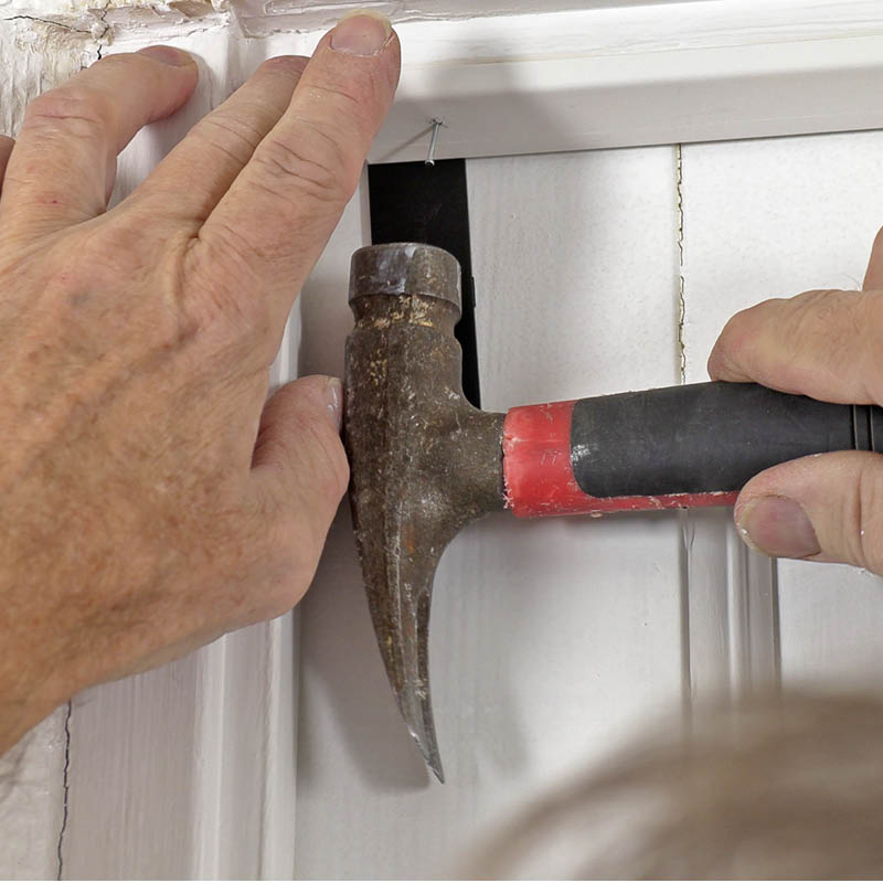 Liste til utæt dør: Søm listerne fast