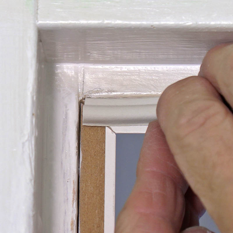 Liste til utæt dør: Klæb listen fast