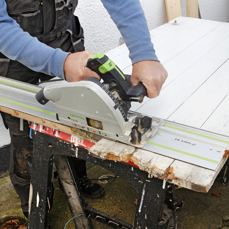 Sav det nederste rådne stykke af døren