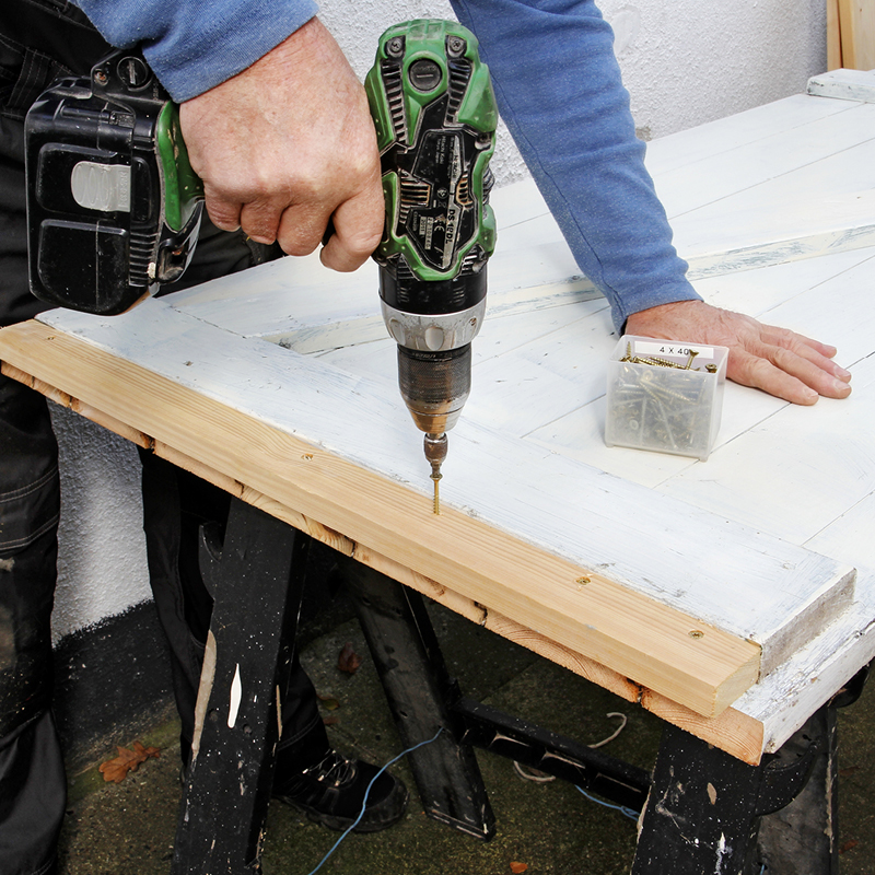 Fäst en skarvlist nederst på dörren