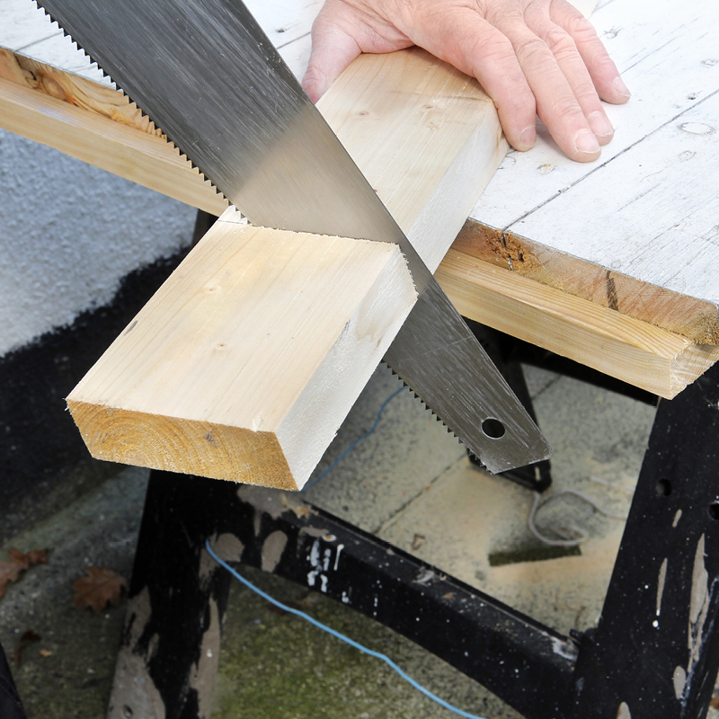 Offerbrädan kapas så att den blir lika lång som dörren är bred