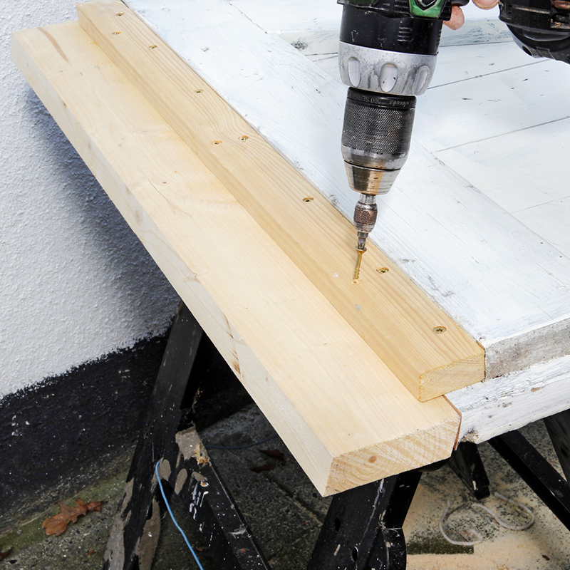 Skruva fast brädan på dörren