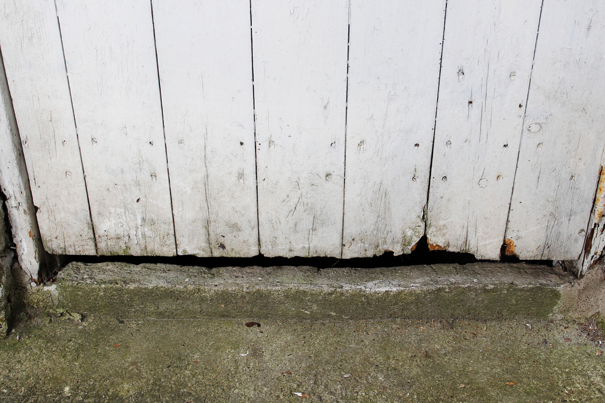 Lahonnut portin alareuna