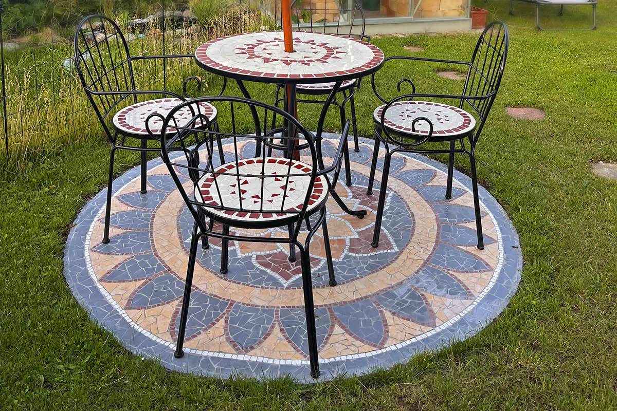 Pyöreä mosaiikkiterassi pihalle