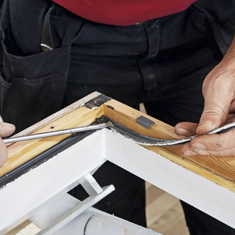 Rester av gummibandet och annan smuts tas bort från falsen