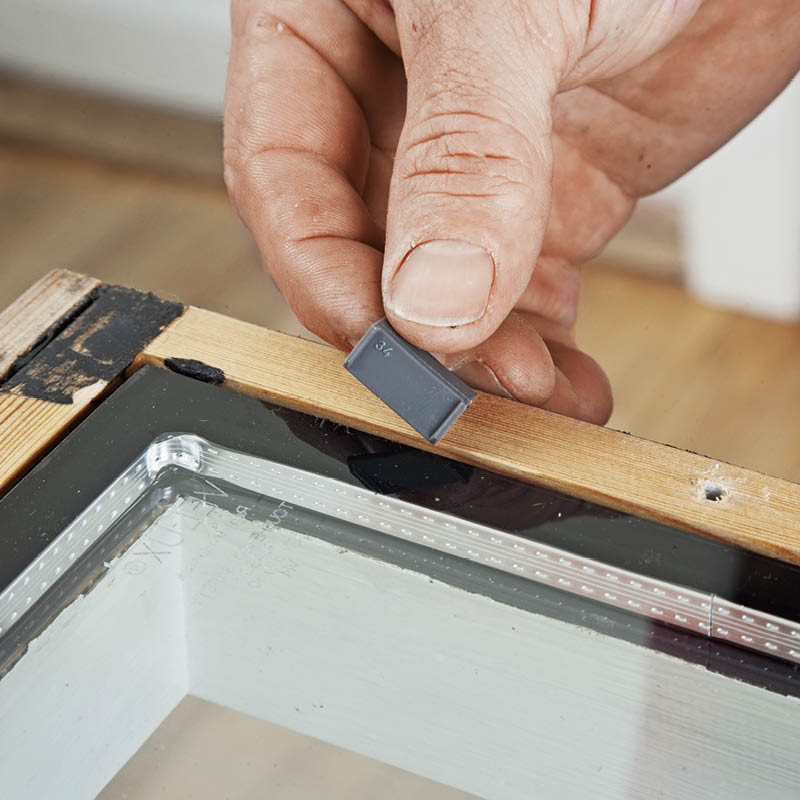 Lägg försiktigt den nya rutan på plats