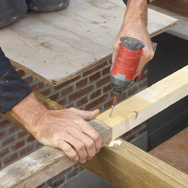 Læg den nye lægte på plads, og skru den godt fast