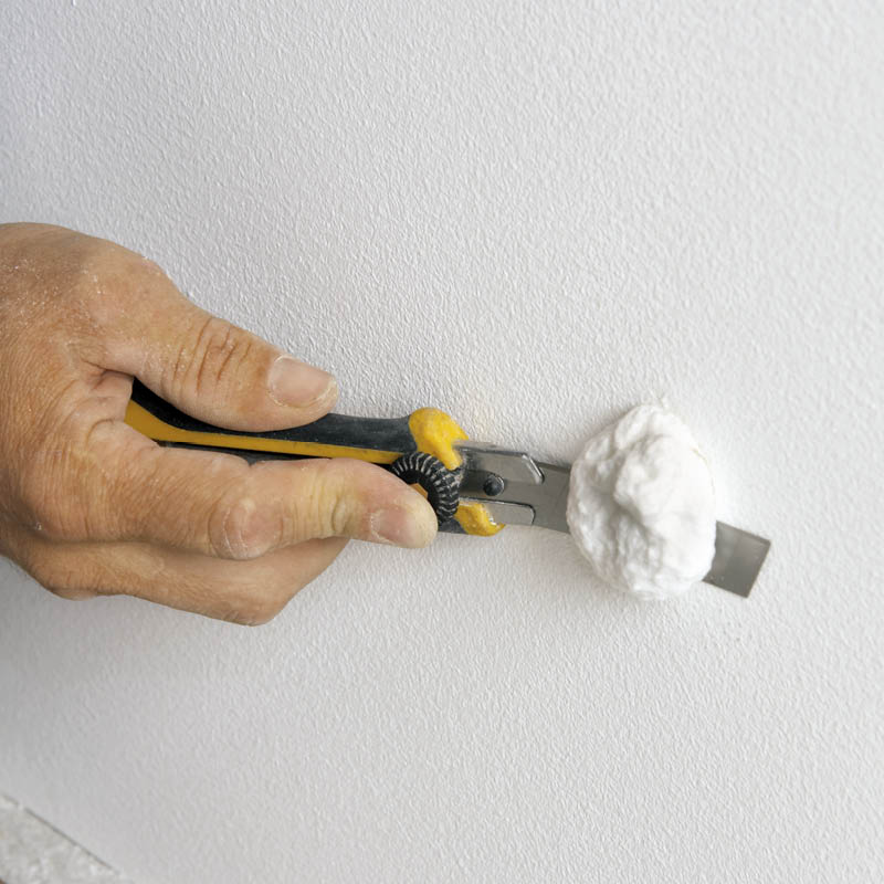 Skummet som er herdet skjæres forsiktig av