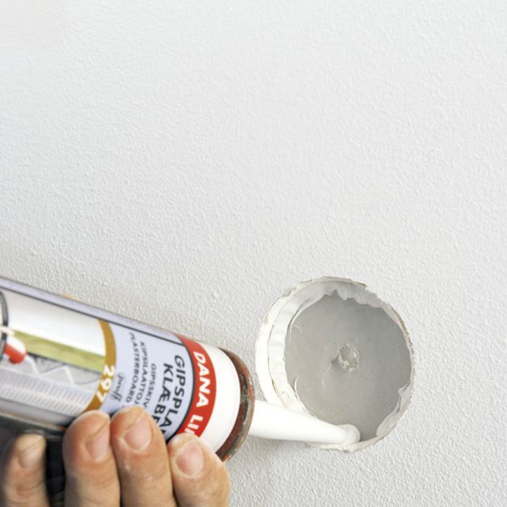 Ha gipsplatelim i hullet, og trykk proppen forsiktig inn